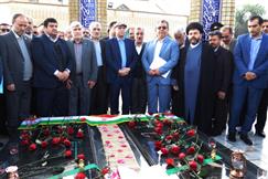 وزیر علوم و رئیس سازمان امور دانشجویان به شهدای گمنام دانشگاه شهید چمران ادای احترام کردند